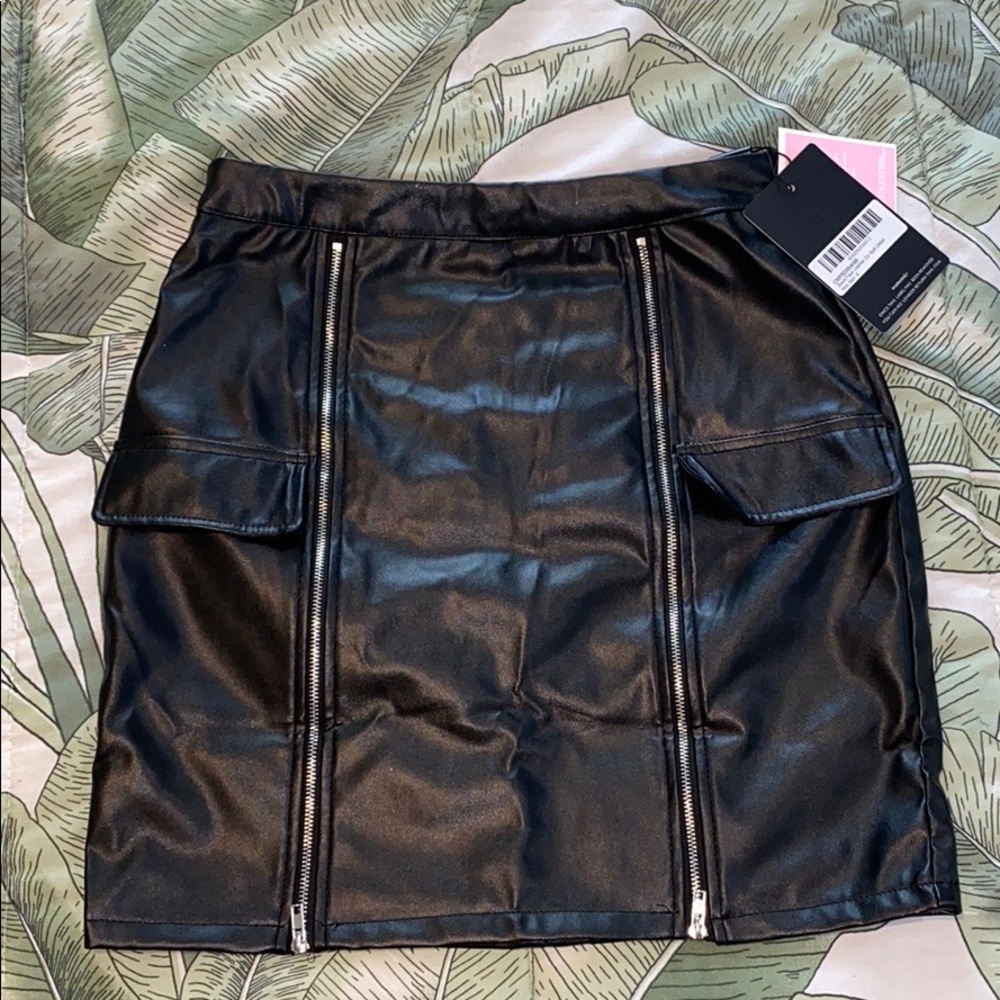 Pretty little thing, Black faux leather skirt